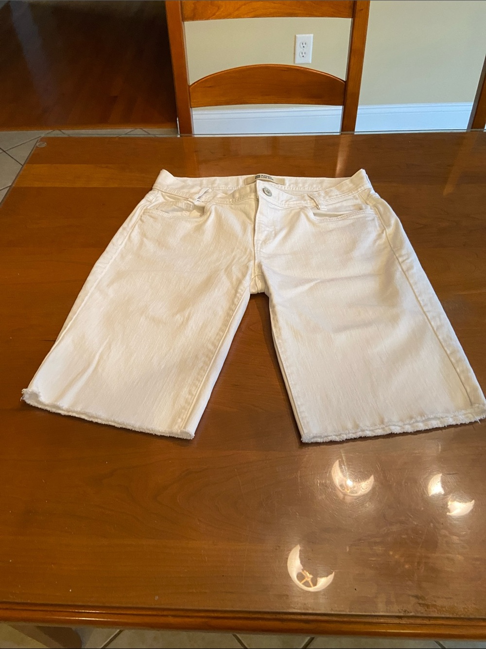 GAP Women's White Denim Bermuda Shorts. Crisp & Cool. Size 6